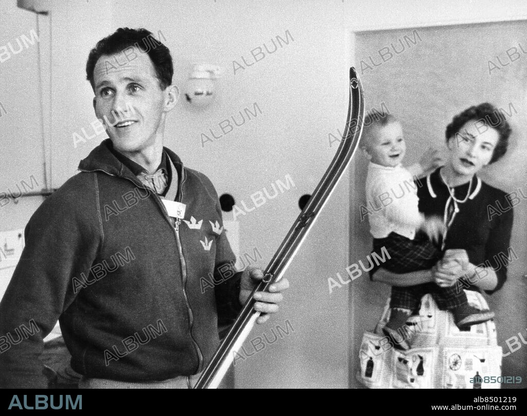 LIMA 1960-01-15.. Sixten Jernberg, skidåkare, med sin hustru Kerstin och sin 15 månaders son.. Foto: Jarl Ekenryd / RiR / SVT / Kod: 5600. Bild och reportage publ. i RiR 5/60 sid. 9-11 inför TV-programmet Indiankvinnans dal och radioprogram.. RiR 15306 sv/v. Mapp: Jernberg, Sixten . Skidor.