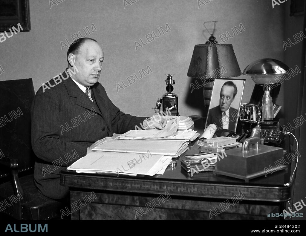 ARKIV 1937 . Anders Sandrew (egentligen Andersson) (1885-1957), filmproducent, bio- och teaterdirektör. Sedan han köpt upp ett stort antal biografer blev han i slutet på tretttiotalet och början på 40-talet också ägare till Södran, Scala och Oscarsteatern i Stockholm.. Anders Sandrew, Swedish film producer and cinema director.. Foto: TT / Kod 1900.