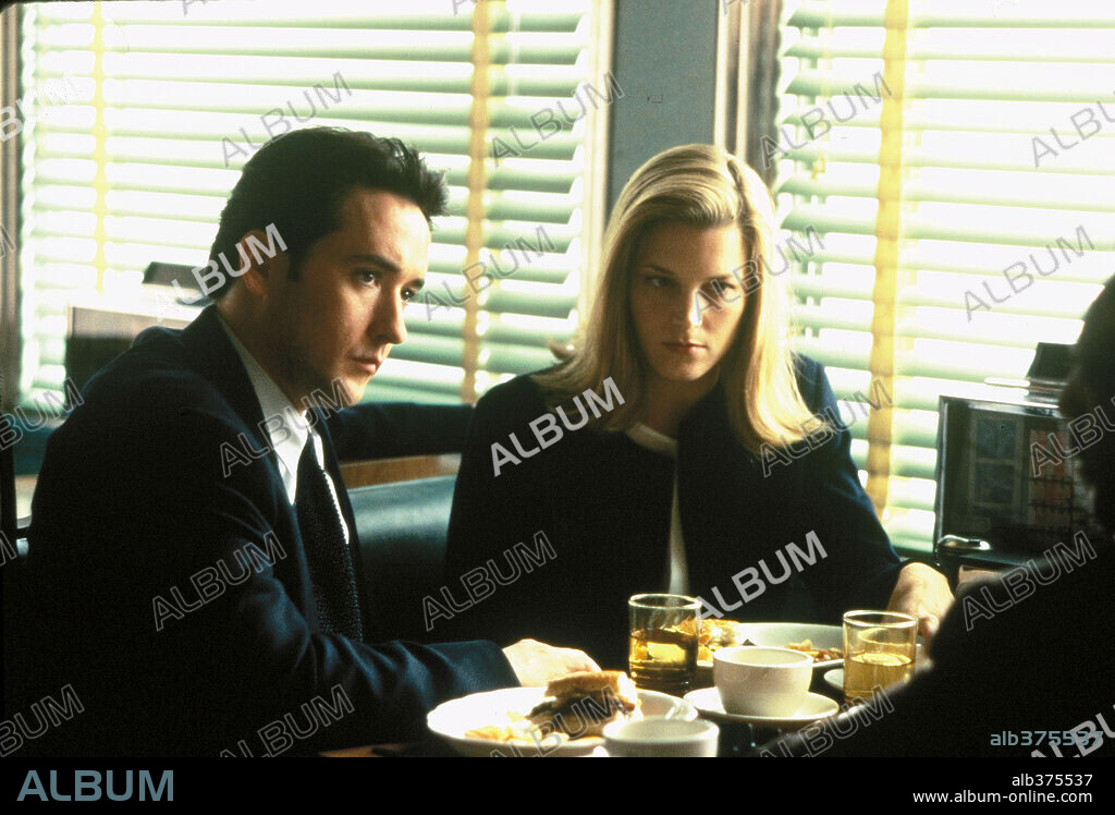 BRIDGET FONDA y JOHN CUSACK en CITY HALL. LA SOMBRA DE LA CORRUPCIÓN, 1996 (CITY HALL), dirigida por HAROLD BECKER. Copyright CASTLE ROCK ENTERTAINMENT / SCHWARTZ, ANDY.