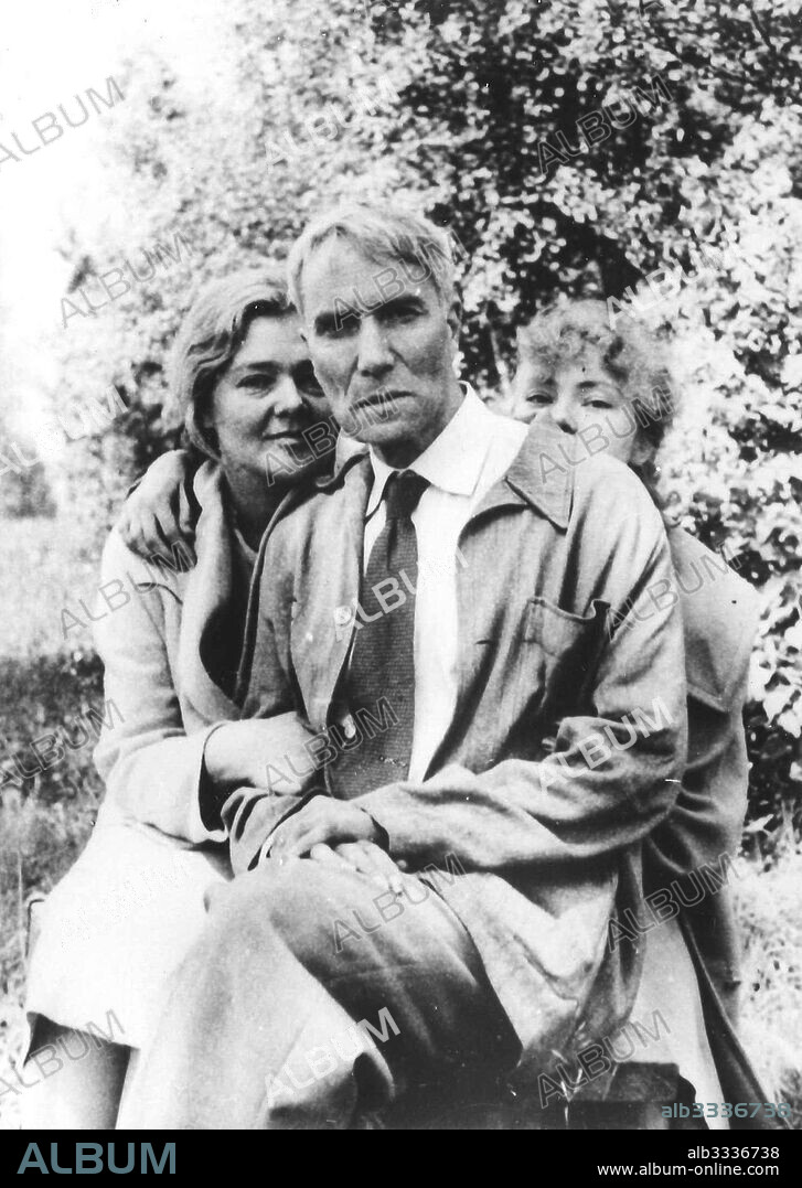 ANÓNIMO. Boris Pasternak, Olga Ivinskaya and her daughter Irina Yemelyanova.