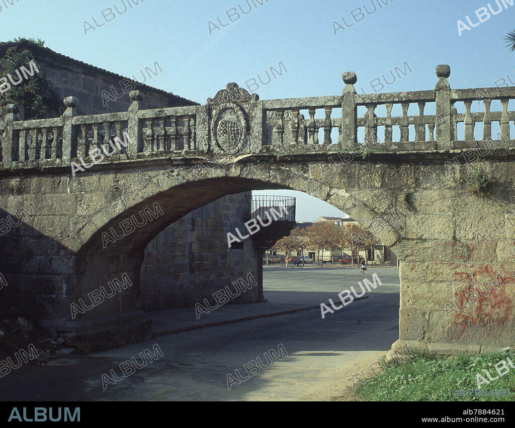 ARCO DE ENTRADA AL PAZO FEFIÑANES DE S XVII.