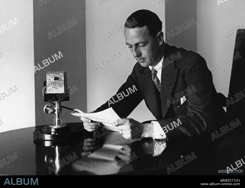ARKIV omkring 1930. Nyhetsuppläsare vid TT. Tidningarnas Telegrambyrå grundades 1921 och drog igång verksamheten året därpå efter en sammanslagning med konkurrerande Presstelegrambolaget.1925 blev TT ensam ansvarig för nyhetssändningarna i radio. Med TT skapades en nationell nyhetsbyrå med samtliga abonnenter som ägare.. Foto: Bertil Norberg / SCANPIX Kod: 1060.