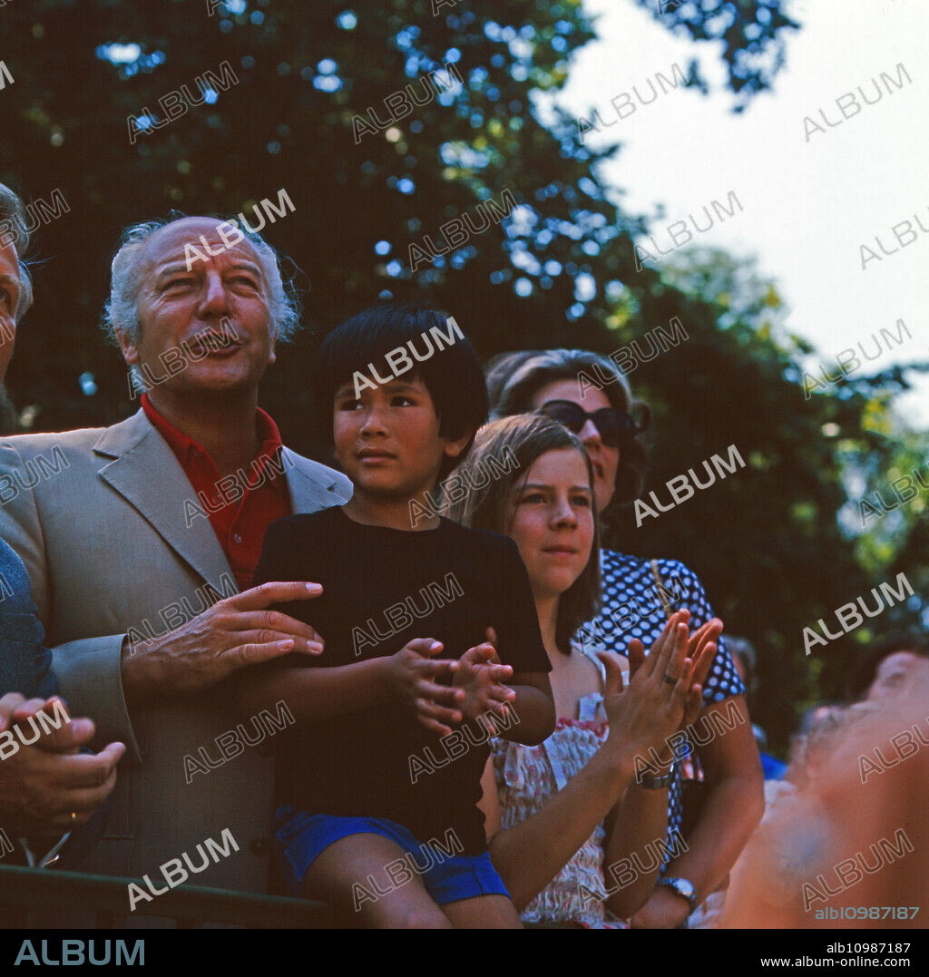 Former German federal president Walter Scheel visiting the Berlin zoo with his children Simon Martin and Andrea Gwendoline and his wife Mildred, Germany 1980.