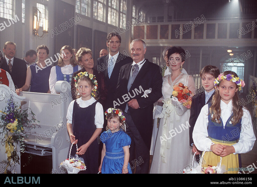 Now it's official: Bill Hanson and Mrs. Stade are getting married. Scene with MARIELE MILLOWITSCH, WALTER SITTLER, GÖSTA BREDEFELD, ANDRA BÜRGIN aka. Bye, Mrs. Stade / Headline: GIRL FRIENDS - FRIENDSHIP WITH HEART.