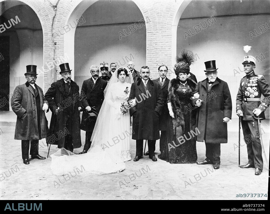 March 1910. Madrid. Wedding of a son of Mr. Montero Ríos. The newlyweds, Mr. Avelino Montero Villegas and Mrs. Dolores Fernández Monteverde, with the Godparents and Witnesses of the Wedding, when leaving the Church of the Sacred Heart.