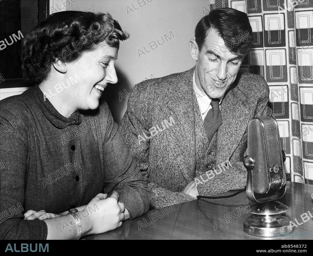 STOCKHOLM 1955.. Orig. bildtext... Gunvor Blomqvist intervjuar Mont Everest-bestigaren sir Edmund Hillary Anm. E Hillary, 1919-2008, nyzeeländsk bergsbestigare och forskningsresande. Deltog i den brittiska expeditionen till Mount Everest 1952-53 och blev en av de första som nådde bergets topp 29 maj 1953 Intervjuer persons: GUNVOR BLOMQVIST;EDMUND HILLARY sites: SVERIGE;STOCKHOLM;NYA ZEELAND*.