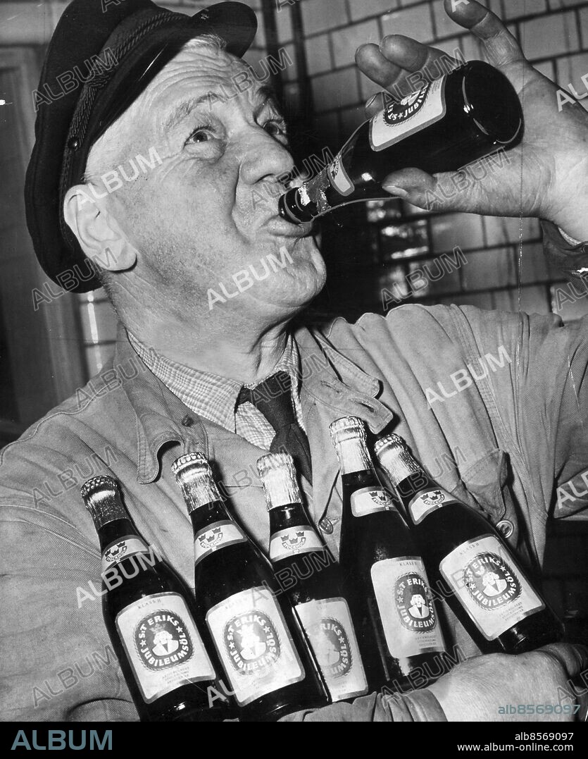 ARKIV 1953 - Äldre man i skärmmössa halsar en pilsner.. Foto: Olle Wester Kod: 44. COPYRIGHT SCANPIX SWEDEN.