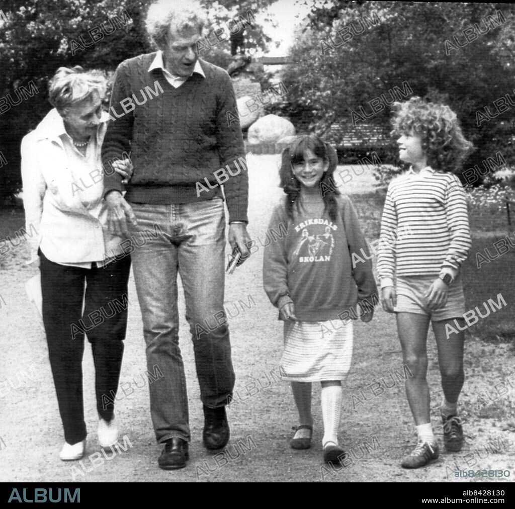 Astrid Lindgren och Tage Danielsson med Hanna Zetterberg och Dan Håfström. som skall spela Ronja och Birk i filmatiseringen av Ronja Rövardotter. Film Ronja Rövardotter. Zetterberg Hanna skådespelare Sit Håfström Dan skådespelare Sit. Lindgren Astrid författare Sit Danielsson Tage författare regissör Sit. LEA / SYDSVENSKAN / IBL BILDBYRÅ.