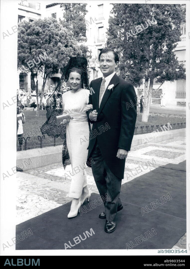 Julio 1993. Boda de Carla Royo-Villanova y el Príncipe Kubrat de Bulgaria en la Iglesia de Nuestra Señora de la Encarnación de Madrid. En la imagen el novio del brazo de su madre la Reina Margarita de Bulgaria.