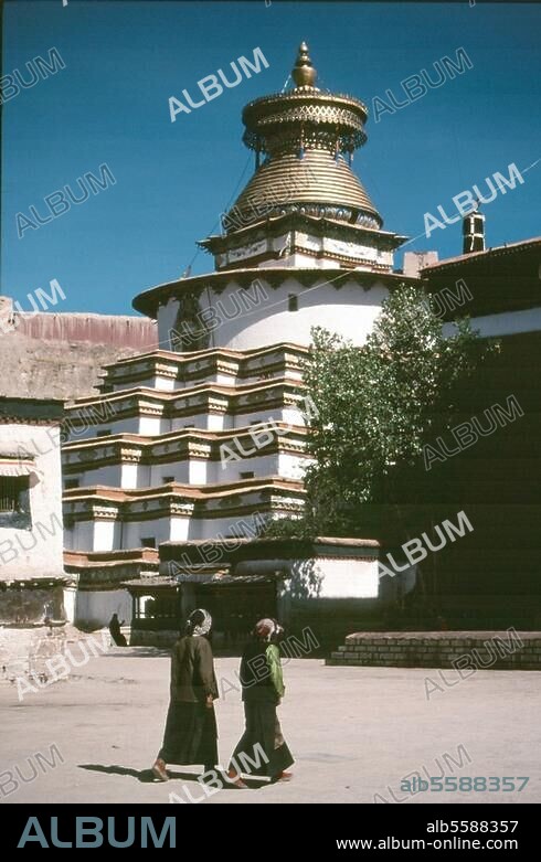 Gyantse (Tibet), Klosterstadt Pälkhor Chöde. (1390 gegründet), Kumbum (Chörten; erbaut 1440 unter dem Fürsten Chögyel Rabten Künzang Phag). Ansicht des Kumbum mit Pilgern. Foto, 2002.
