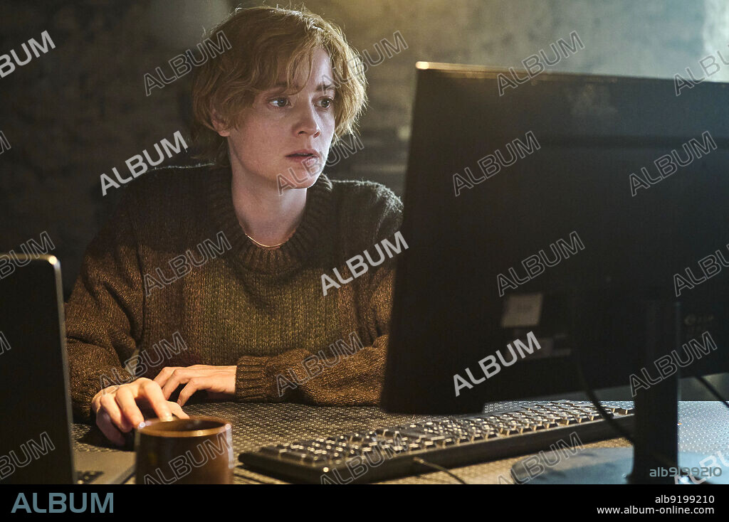 LEONIE BENESCH en EL QUINTO DIA, 2023 (THE SWARM), dirigida por BARBARA EDER. Copyright Zweites Deutsches Fernsehen.