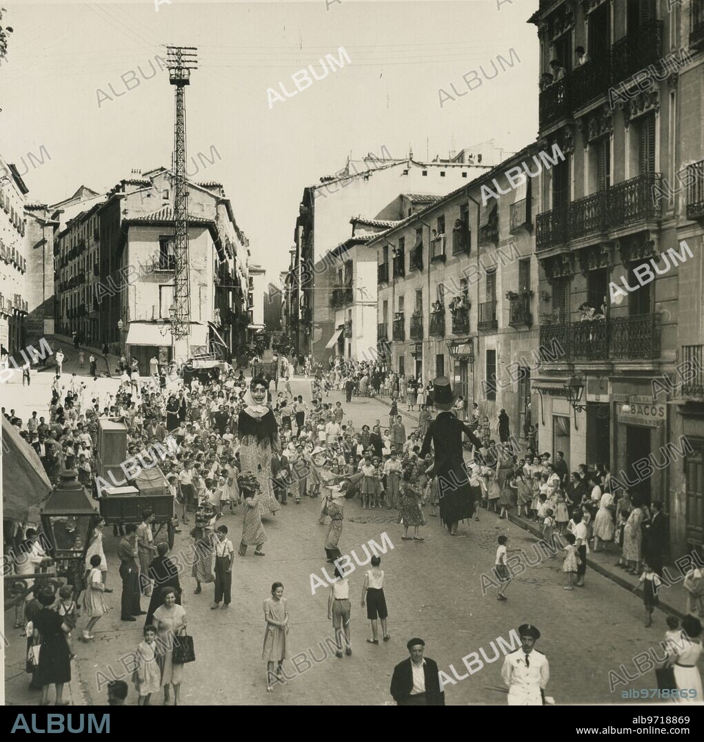 Madrid, agosto de 1954. Desfile de gigantes y cabezudos en el barrio castizo de Lavapiés.