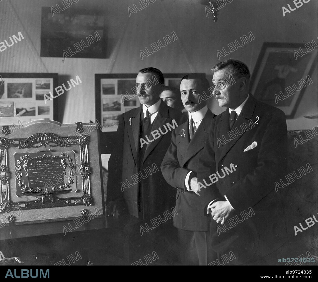 Mayo 1916. Homenaje A un aviador en Santander. El Alcalde, Sr. Gómez Collantes (1), con el ilustre periodista D. José Estrañi (2), en el acto de entregar al notable aviador santanderino D. Juan Pombo (3) la placa que le regala el pueblo de Santander.