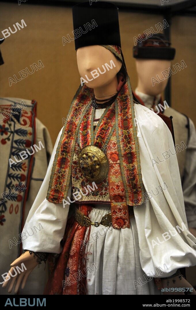 Museo Etnográfico. Traje tradiciona femenino de una mujer de de Transilvania. Región de Szeben. 1892. Antiguo reino de Hungría. Actualmente Rumania. Budapest. Hungría. Europa Central.