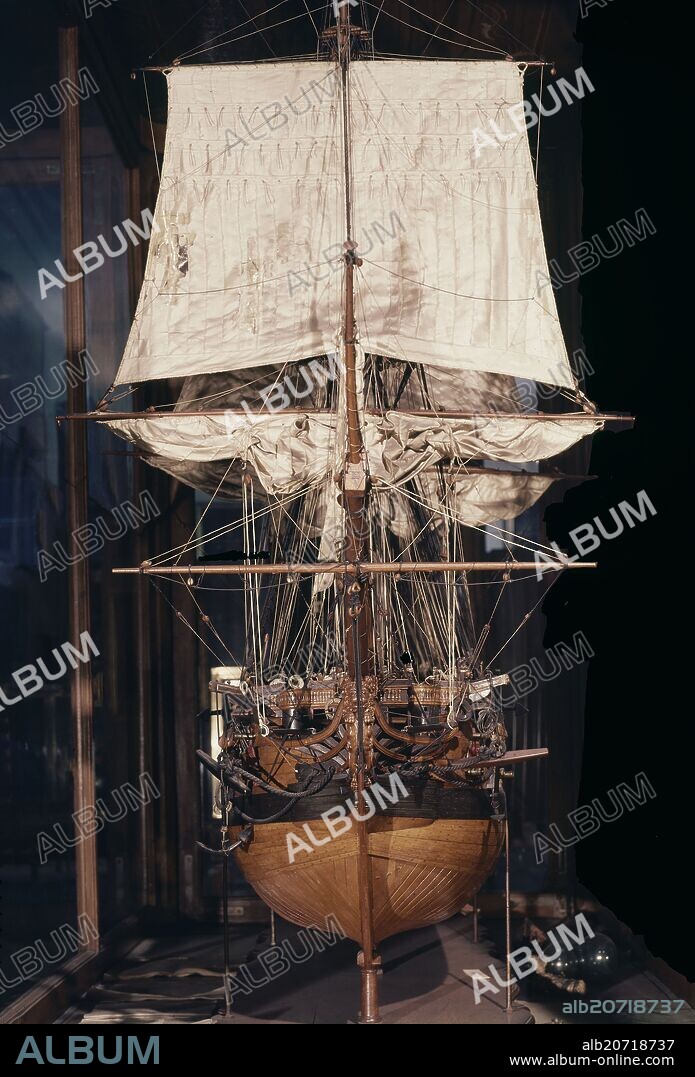 MODELO A ESCALA DEL NAVIO REAL BORBON DE 112 CAÑONES -1818 - VISTA DE LA PROA.