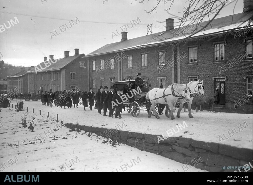 GÖTEBORG 1927-11-23.. Begravningsfölje - det ser ut som det är i Jonsered, svårt att läsa vems begravning det är. Troligen står det Sten Larsson eller liknande. *** Local Caption *** GT - Låda Krep 2011-08.