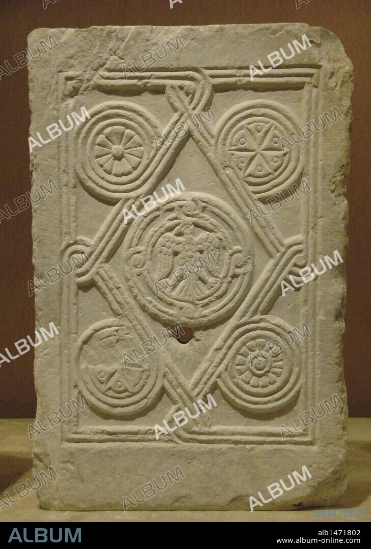 ARTE BIZANTINO. GRECIA. Losa de mármol con relieve decorado a base de MOTIVOS FLORALES Y GEOMETRICOS ENTRELAZADOS. En la parte central se representa a un AGUILA circunscrita en un círculo. Fechada entre finales del siglo X y principios del siglo XI. Museo Bizantino. Atenas.