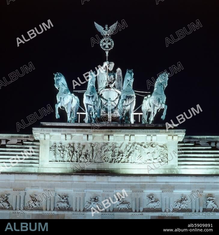 Berlin, Brandenburger Tor, Quadriga mit Viktoria. (Skulptur; Entwurf 1789, Ausführung 1794, von Johann Gottfried Schadow, 1764-1850; Siegeszeichen 1813 nach Entwurf von K.F.Schinkel). Ansicht von Osten. Nachtaufnahme, undat.