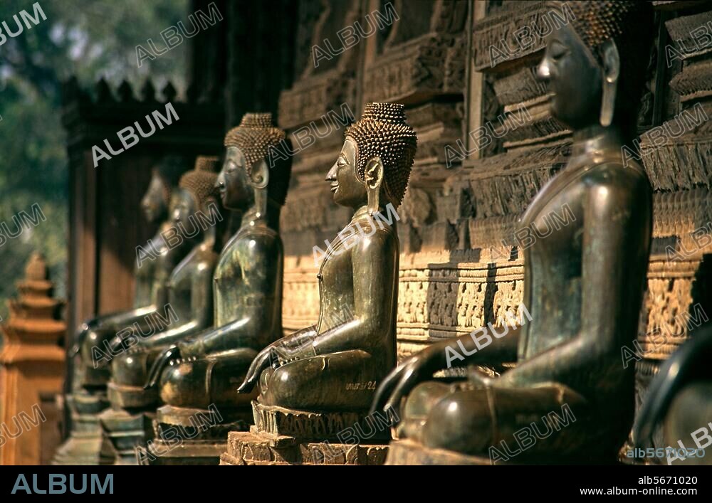 Vientiane (Laos), Wat Phra Keo (Temple of the Emerald Buddha, built 1565 on the site of the former royal palace, after destruction partially reconstructed 1937/42, today museum). Partial view: Buddha figures (Dvaravati period) on the gallery. Photo, c. 2001/2002.