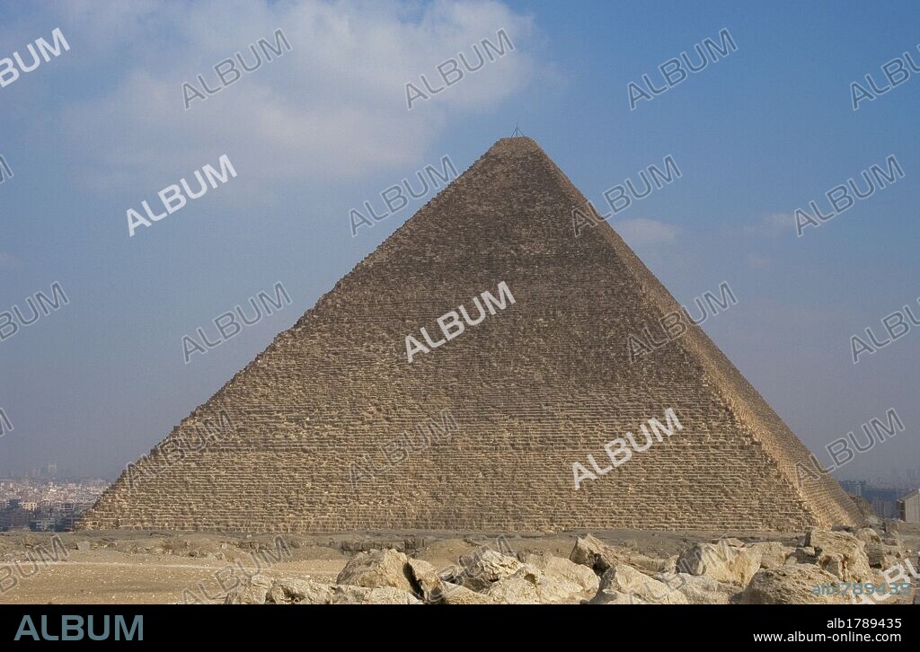 ARTE EGIPCIO. GRAN PIRAMIDE DE JUFU (KEOPS), faraón de la IV DINASTIA (2587-2564 a. C.). l IMPERIO ANTIGUO. S. XXVI. Obra maestra de la arquitectura egipcia. Presenta en su interior dos cámaras funerarias, una en el centro y otra bajo tierra, a las que se accede por corredores estrechos. Su arquitecto fue Hemiunu. Necrópolis Real de El Giza. Egipto.