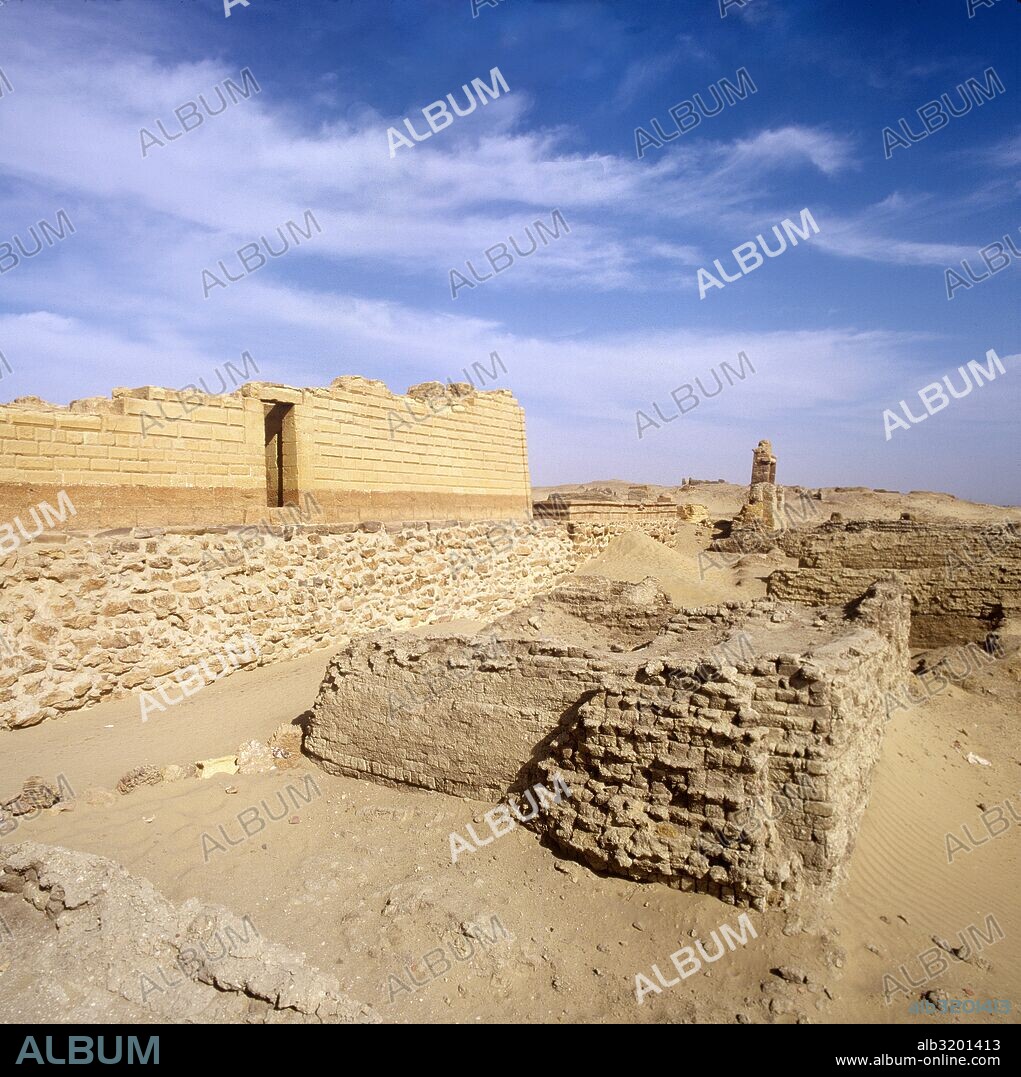 Templo de Karanis. Localizado en Fayoum (Fayium) y fundado durante el reinado de Ptolemy II del 3ro siglo A.C., Karanis fue construido alrededor de un templo al dios Petesuchos, dios del cocodrilo.