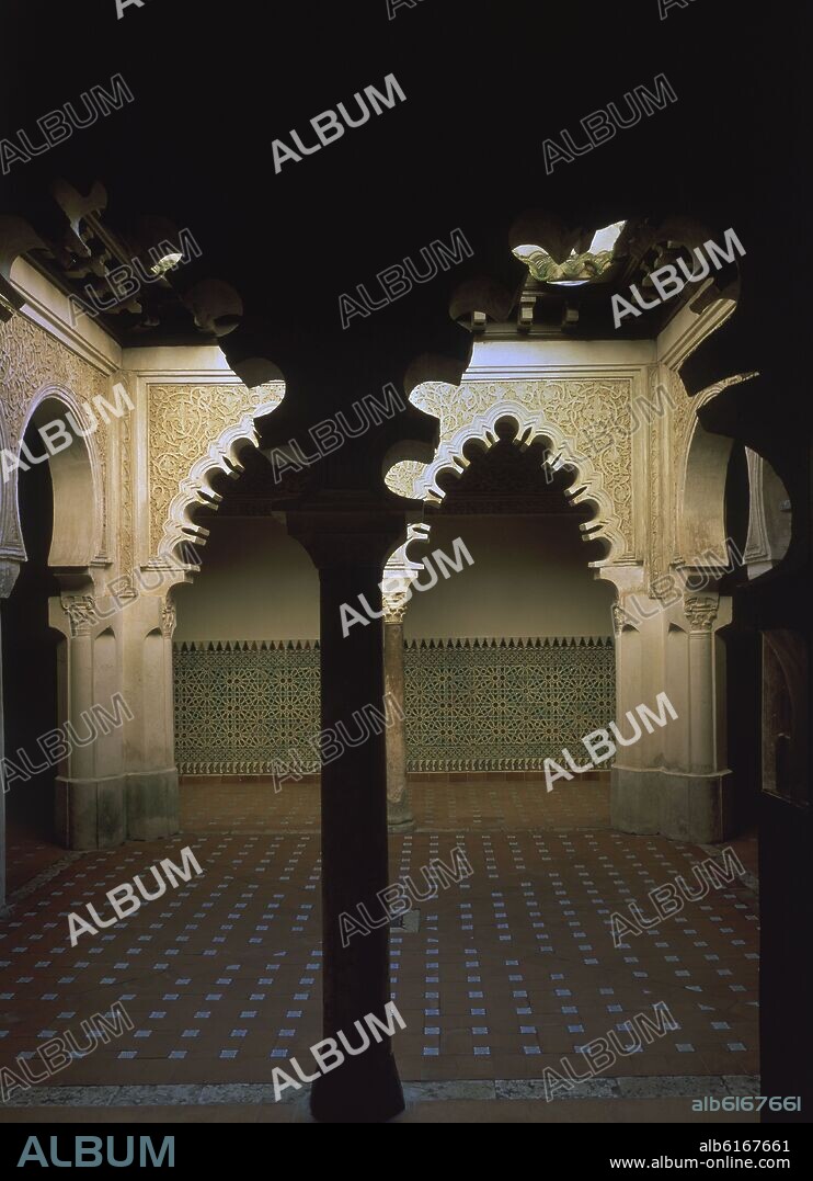 PATIO MUDEJAR CON ARCOS DE HERRADURA  Y ARCOS POLILOBULADOS - S XV.