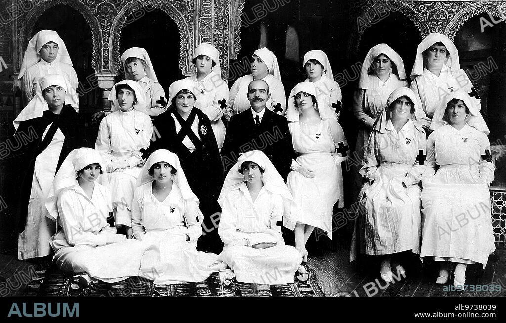1921. Granada - las Damas de la cruz Roja de Granada,que Preside la Excma. Sra. Teresa Hernández Vda de Lopez Montes y el médico director D. Fernando Escobar. Fotos: Torres Molina.