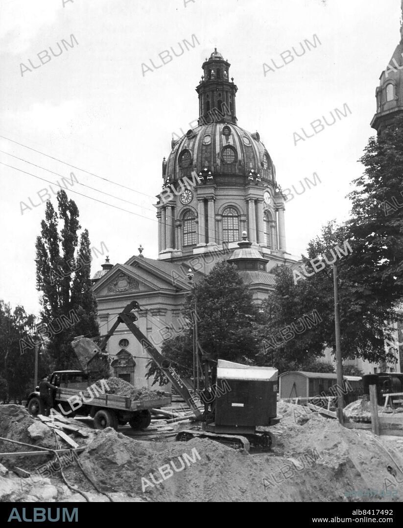 Stockholm 1946-09-25. Norra tunneln under uppförande. En sex veckor gammal "sänka* på Karlbergsvägen, snett emot Gustav Vasa kyrkan. Det blir fler och fler hål i Stockholms gator allteftersom tunnelbanebygget skrider framåt. Häromdagen togs ett nytt hål sänka kallar fackmannen det upp i hörnet av S:t Eriksgatan och Karlbergsvägen och sen sex veckor har man ett likadant på Karlbergsvägen snett bakom Gustav Vasakyrkan. Foto: DN / TT / Kod: 192. ** SvD OUT **.