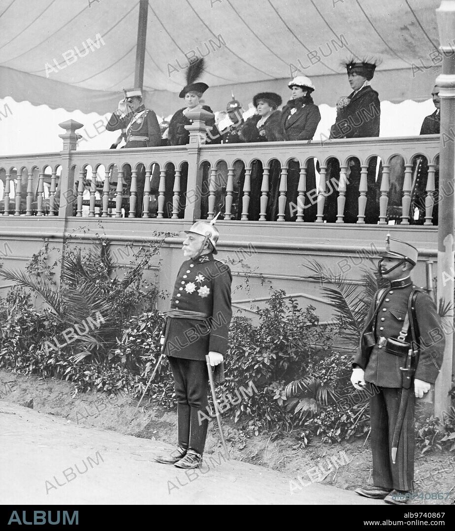 Marzo 1915. Los Reyes en Sevilla. Ss. Mm. y Aa. Rr. Presenciando desde su tribuna el desfile de las Fuerzas de la guarnición por el prado de san Sebastián.