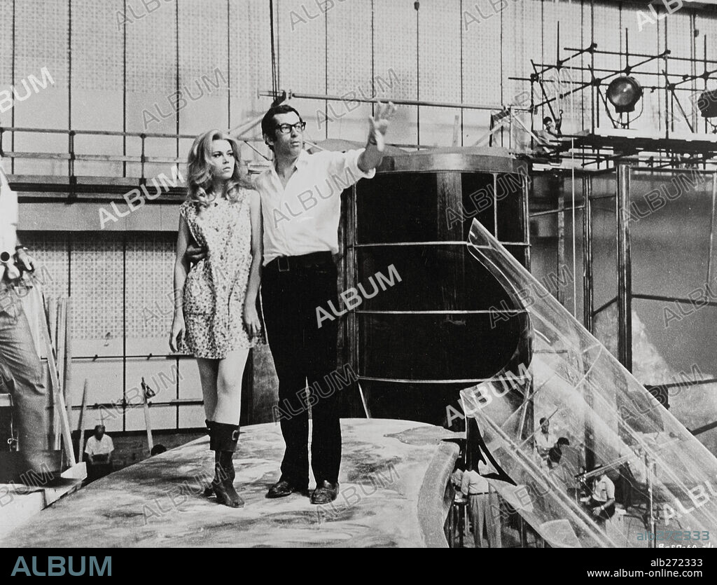 JANE FONDA und ROGER VADIM in BARBARELLA, 1968, unter der Regie von ROGER VADIM. Copyright PARAMOUNT PICTURES.