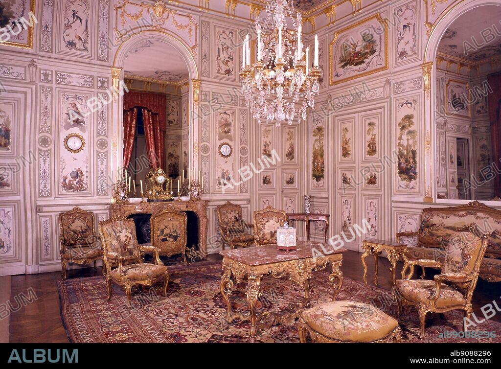 The boiseries were already at Champs when Madame de Pompadour moved in, but she employed Christophe Huet to add the chinoiseries similar to those he had used at Chantilly.