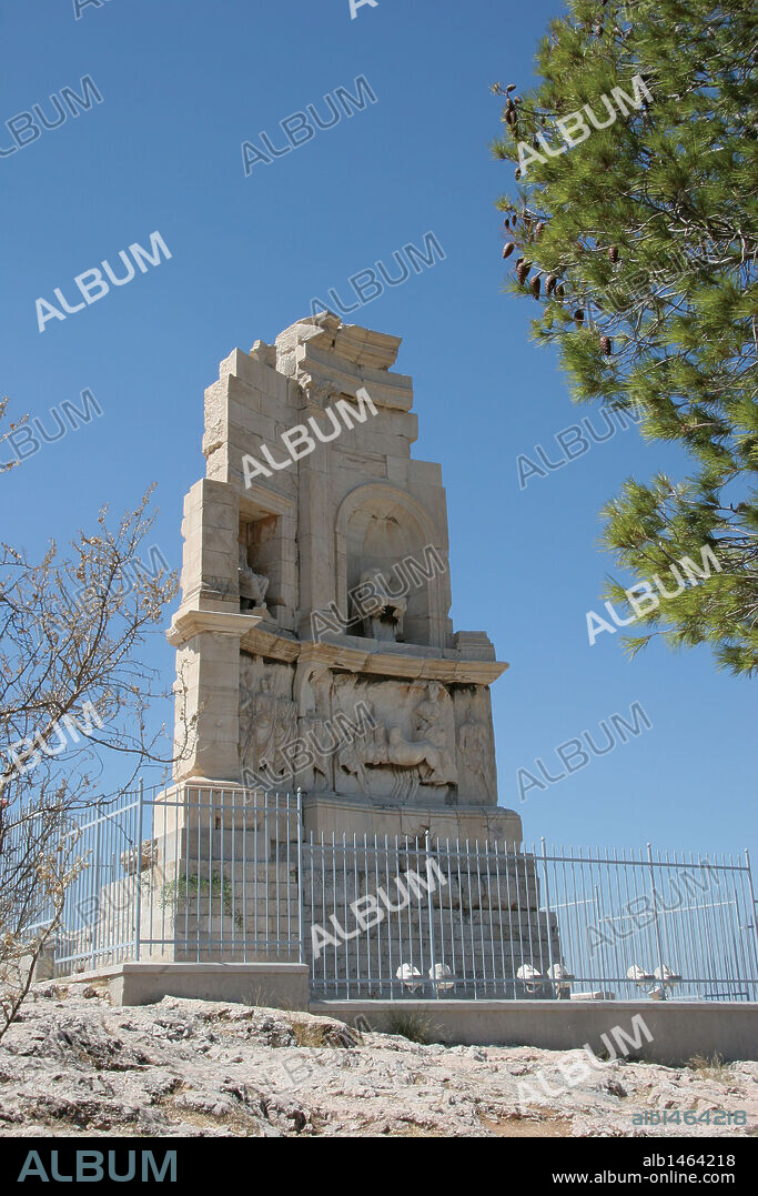 ARTE ROMANO. GRECIA. MONUMENTO A FILOPAPO, construido por los atenienses en el siglo II d. C. en honor del gobernador de Siria Cayo Julio Antioco, conocido por Filopapo. Colina de Filopapo. Atenas.
