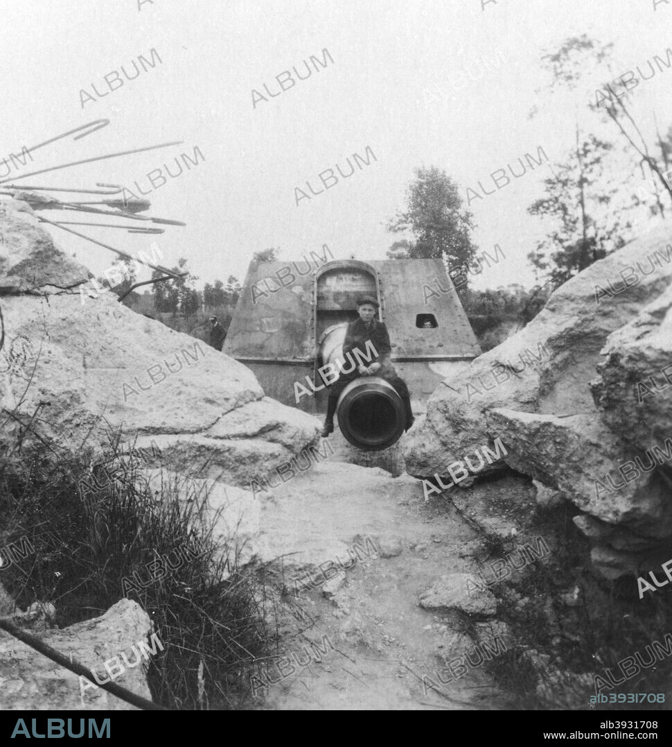 Langer Max, German rail mounted siege gun, Moere, near Ostend, Belgium, World War I, c1918. Front view of the gun, which was used by the Germans to shell Dunkirk. Stereoscopic card detail.