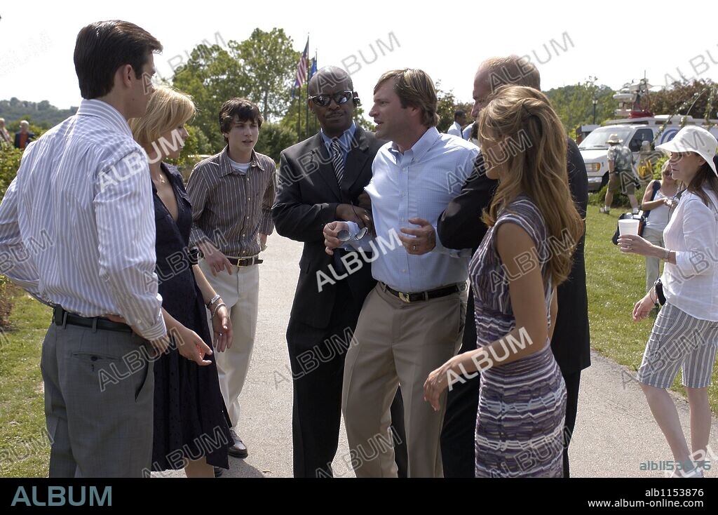 AARON ECKHART, ELIZABETH BANKS, JESSICA ALBA y LOGAN LERMAN en MI VIDA ES UNA RUINA, 2007 (BILL), dirigida por BERNIE GOLDMANN y MELISA WALLACK. Copyright greenstreet films/eclipse catering.