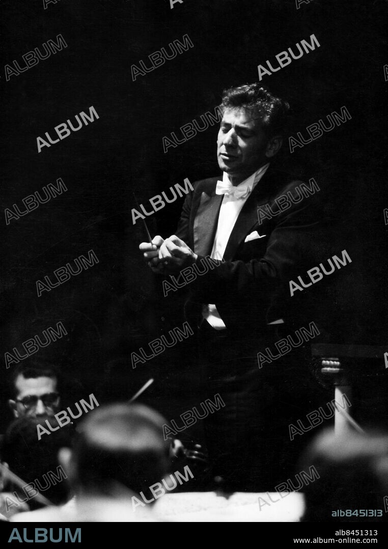Orig. bildtext... LEONARD BERNSTEIN AT LA SCALA THEATRE Maestro Leonard Bernstein, conducting New York Philharmonic Orchestra, has given two concerts at La Scala theatre. Photo shows: Leonard Bernstein conducting New York Philharmonic Orchestra at La Scala. Anm. Dirigenter Känslor CD75 persons: Leonard Bernstein sites: ITALIEN ;USA* ;MILANO.