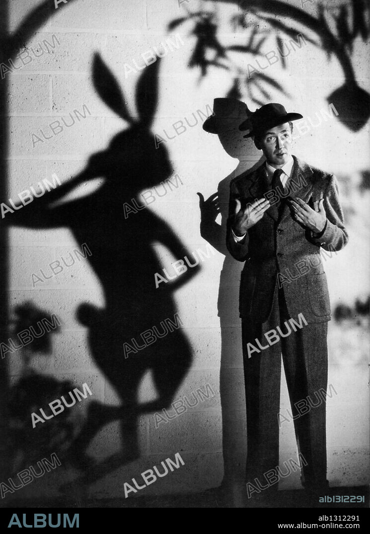 JAMES STEWART en EL INVISIBLE HARVEY, 1950 (HARVEY), dirigida por HENRY KOSTER. Copyright UNIVERSAL PICTURES.