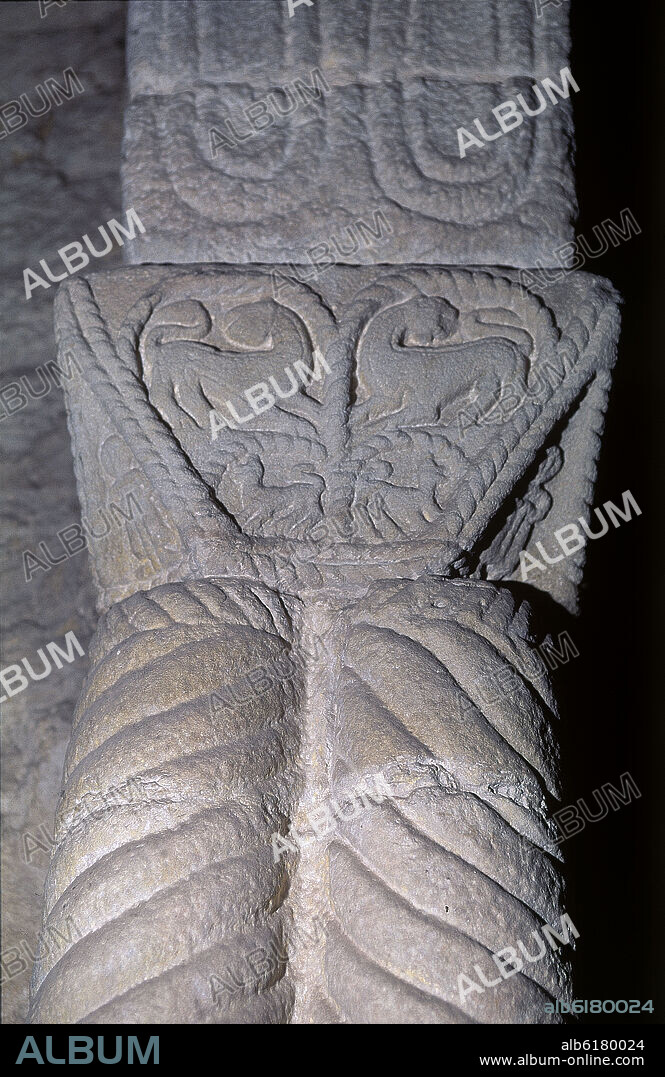 INTERIOR- CAPITEL TRONCOPIRAMIDAL INVERTIDO CON DECORACION CORDAL Y TEMAS ANIMALISTICOS- S IX.