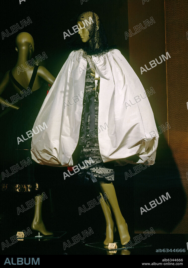 CRISTOBAL BALENCIAGA (1895-1972). VESTIDO Y CAPA-INVIERNO 1956         CAT 75.