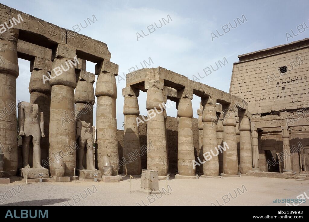 Templo de Luxor.  Egipto. Situado en el corazón de la antigua Tebas, fue construido esencialmente bajo las dinastías XVIII y XIX egipcias.