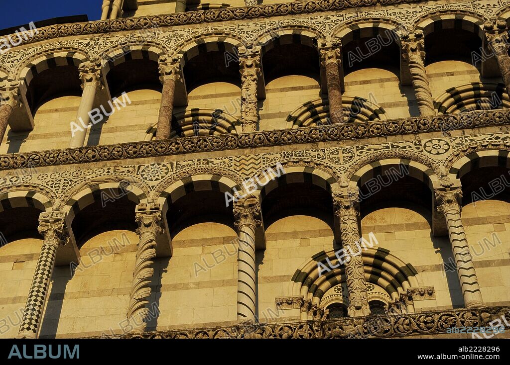 ITALIA. LUCCA. Catedral de San Martín (Duomo di San Martino). Detalle de la fachada románica realizada por el escultor y arquitecto lombardo Guidetto da Como (S. XIII). La Toscana.