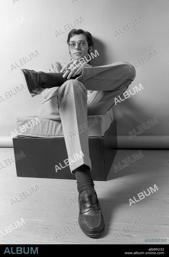 El poeta español Guillermo Carnero, perteneciente a la corriente denominada Novísimos. Fotografía tomada en 1970.