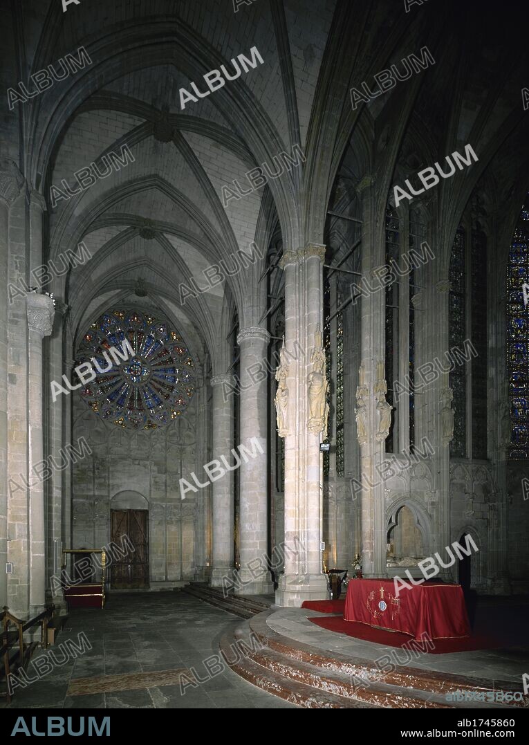 ARTE GOTICO. FRANCIA. BASILICA DE SAN NAZARIO. Vista del TRANSEPTO norte del templo, construido entre los siglos XIII-XIV. Al fondo, el hermoso ROSETON NORTE, de fines del s. XIII en tonos azules y violetas. "LA CITE". CARCASONA. Aude. Languedoc.