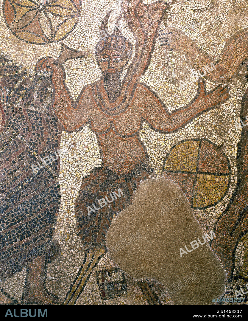 SATIRO ("FAUNO" romano). Genios de la naturaleza griegos con naturaleza híbrida, mitad hombre mitad macho cabrío. Detalle del mosaico romano de "Annius Bonus" (s. IV d. C.) donde se representa a un sátiro en el cortejo de Dionisios ("Baco" romano) en el tema iconográfico de Baco y Ariadna. Museo Nacional de Arte Romano. Mérida. Provincia de Badajoz. Extremadura. España.