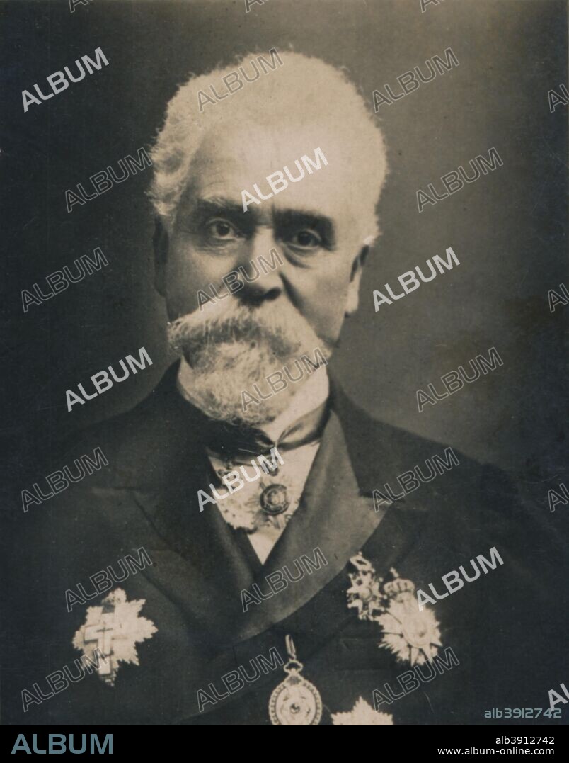 'Hiram Stevens Maxim', (1840-1916). American-born British inventor and engineer, Hiram Stevens Maxim, inventor of the Maxim Gun, the first portable, fully automatic machine gun in 1884. From Ogden's Guinea Gold Cigarettes, 1894 to 1907.
