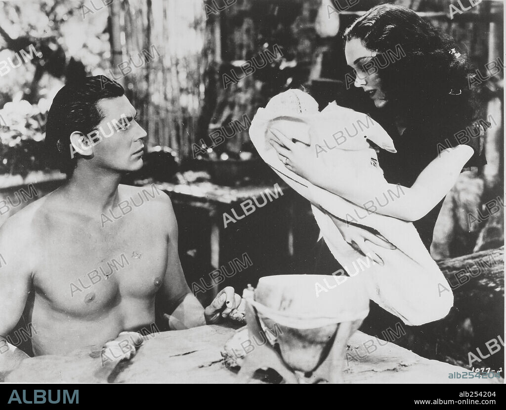 JOHNNY WEISSMULLER and MAUREEN O'SULLIVAN in TARZAN FINDS A SON!, 1939, directed by RICHARD THORPE. Copyright M.G.M.