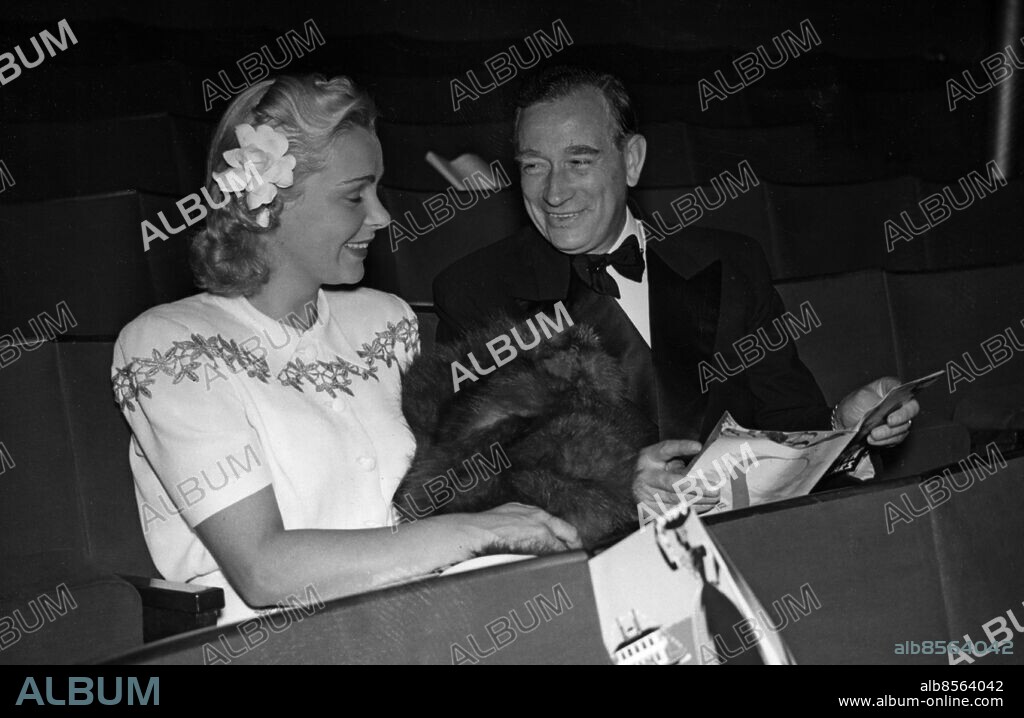 ARKIV STOCKHOLM 19420918.. Elof Ahrle, skådespelare och filmregissör, med fru Birgit, skådespelerska, på parketten under premiären av musikalen Teaterbåten på Oscarsteatern.. Foto: SVT Bild / Kod: 5600. AB Text & Bilder . Mapp: Ahrle, Elof se även Birgit Rosengren.