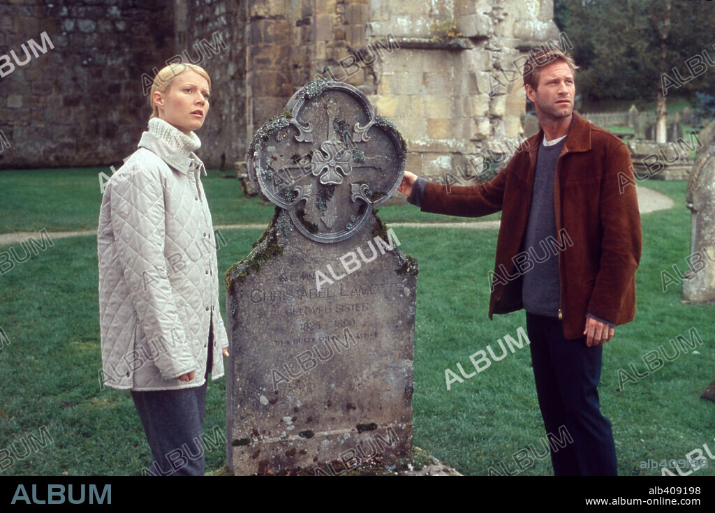 AARON ECKHART and GWYNETH PALTROW in POSSESSION, 2002, directed by NEIL LABUTE. Copyright FOCUS FEATURES / APPLEBY, DAVID.