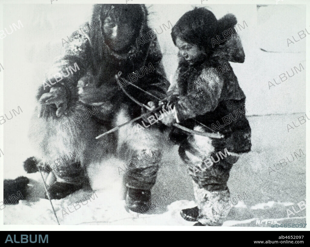 Photographie tiree du film de1922 Nanook of the North de Robert FLAHERTY (1884-1951). Credit : KHARBINE-TAPABOR.