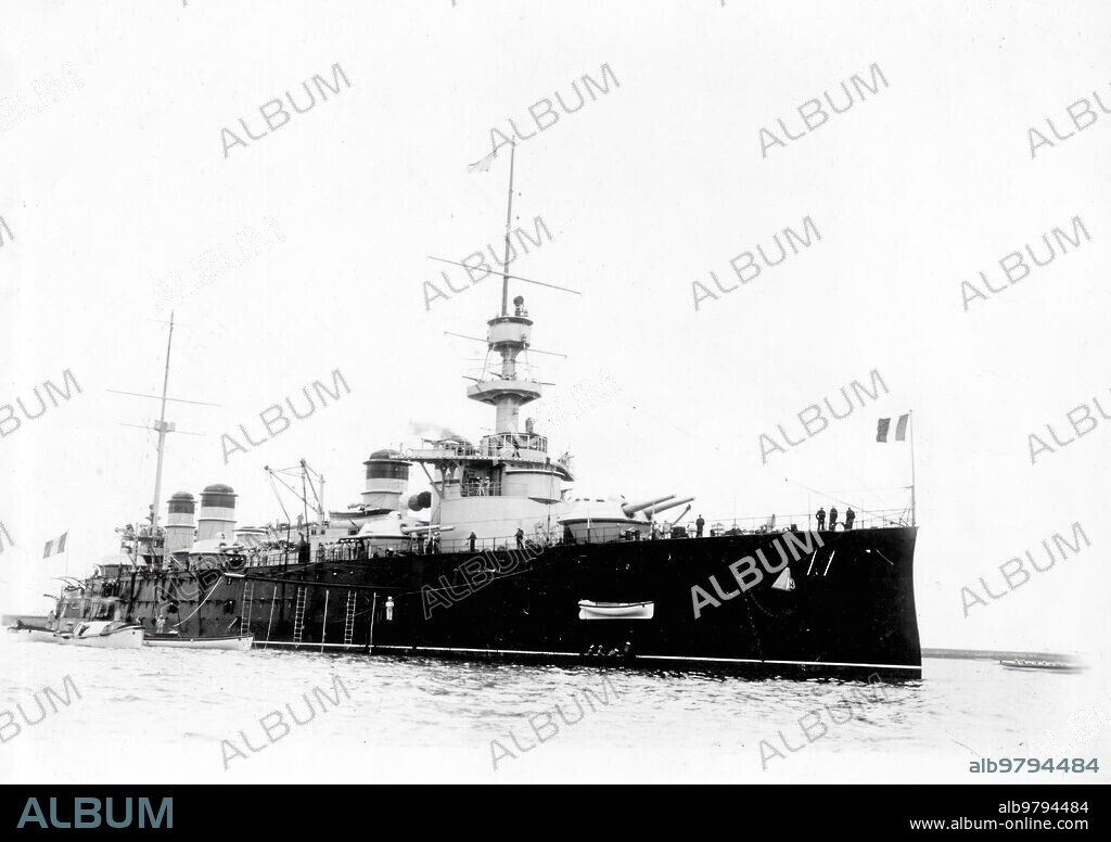 Mayo 1915. Un buque de Guerra francés Perdido. El crucero Acorazado "León Gambetta", que ha Sido Torpedeado en el mar adriático por un submarino austríaco.