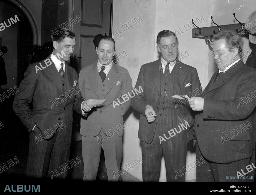 Göteborg 1937-01-29 - Fyra män - de till höger är polismästaren Ernst Fontell och hovpredikanten Isaac Béen - *** Local Caption *** GT Låda 1937-jan-01. KAMERAREPORTAGE.